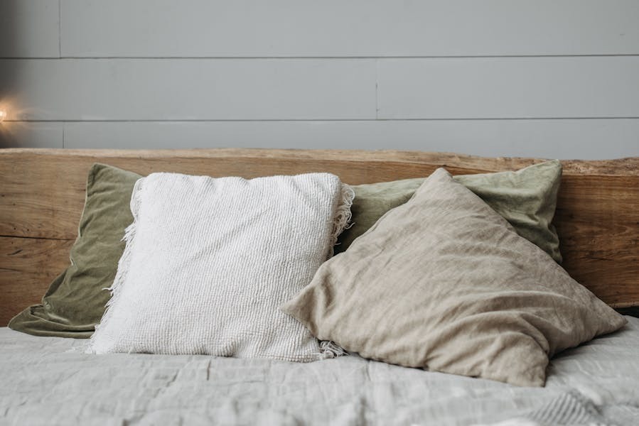Chambre moderne et cocooning avec tête de lit en bois et linge beige